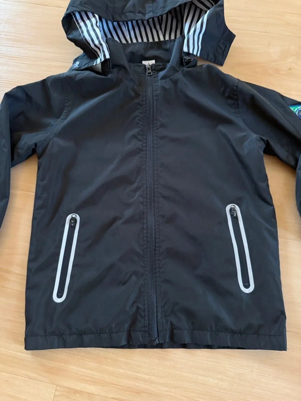 BOYS RAIN JACKET WITH DETACHABLE HOOD LIGHTWEIGHT RAINCOAT BLACK WHITE SZ SMALL